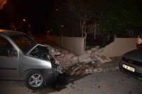 Kontrolden Çikan Hafif Ticari Araç Duvara Çarpti