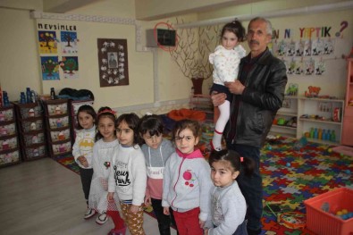 Malazgirtli Muhtar Anasinifi Ögrencilerine Oyuncak Hediye Etti