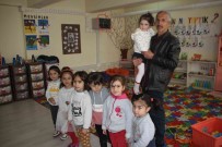 Malazgirtli Muhtar Anasinifi Ögrencilerine Oyuncak Hediye Etti