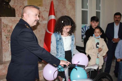 Marmaris'te Polis Haftasi Için Düzenlenen Yarismalarda Dereceye Girenlere Hediyeleri Verildi