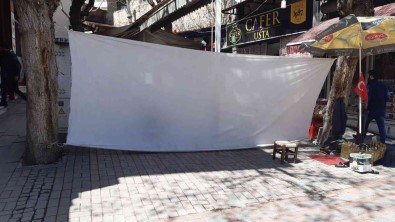 Oruç Tutanlara Saygi Için Örtüyle Kapattilar