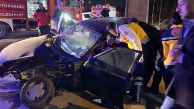 Otomobil Ile Pikap Çarpisti, Sikisan Sürücüyü Itfaiye Kurtardi