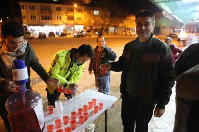 Polis Vatandaslara Gül Serbeti Ikram Etti