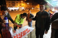 Polis Vatandaslara Gül Serbeti Ikram Etti