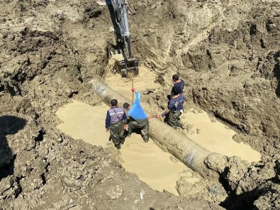 Sungurlu'da Su Sebeke Borusu Patladi, Ilçe Susuz Kaldi