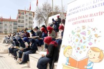 Tarihi Binanin Bahçesinde Kitap Okudular