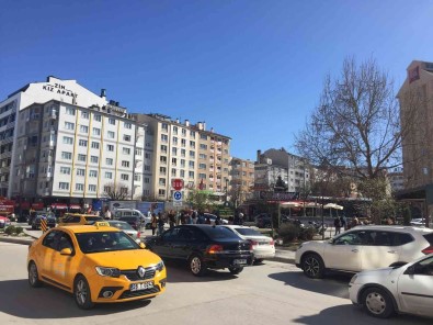 Üniversite Caddesi'nde Sikisan Trafik Araç Sahiplerine Zor Anlar Yasatti
