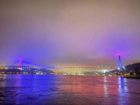 Istanbul'da Köprüler Trabzonspor'un Renkleriyle Isiklandirildi