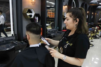 Kadin Berberlerin Bayram Mesaisi