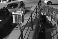 Rahat Tavirlariyla Pes Dedirten Hirsiz Çaldigi Mallari Sattigi Yere Ikinci Kez Gidince Yakalandi