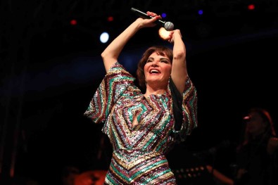 Ramazan Etkinlikleri'nin Son Aksaminda Göksel Konseri