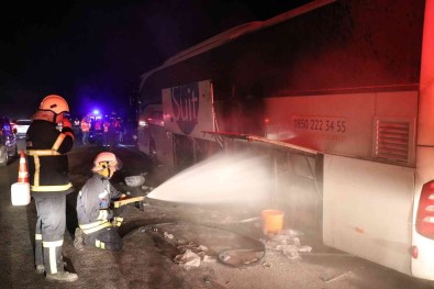TEM'de Lastigi Patlayan Yolcu Otobüsünde Yangin Çikti