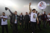 Trabzonspor Baskani, Teknik Direktörü Ve Futbolcular Taraftarlari Ile Sahada Sampiyonlugu Böyle Kutladi Haberi