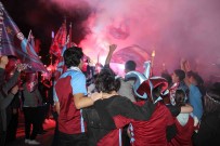 Trabzonspor'un Sampiyonlugu Kocaeli'de Taraftarlari Sokaga Döktü