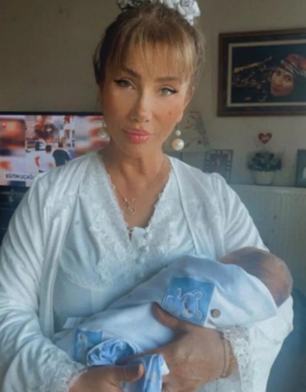 Ünlü şarkıcı erken doğum yaptı!