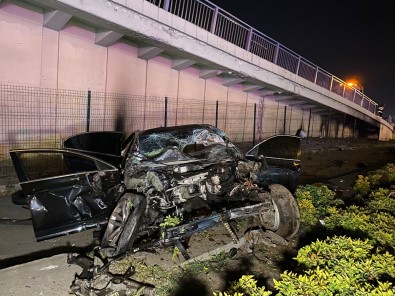 Alkollü Halde Kullandigi Otomobili Ile Köprü Demirlerini Kirarak Asagi Uçtu Açiklamasi 3 Yarali