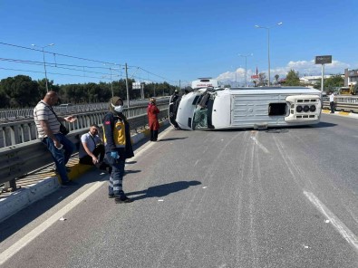 Antalya'da Kamyonla Çarpisan Minibüs Yan Yatti Açiklamasi 8'I Turist 9 Yarali