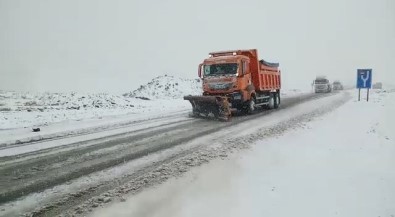 Tendürek Geçidi'nde Kar Yagisi Trafikte Aksamalara Neden Oluyor