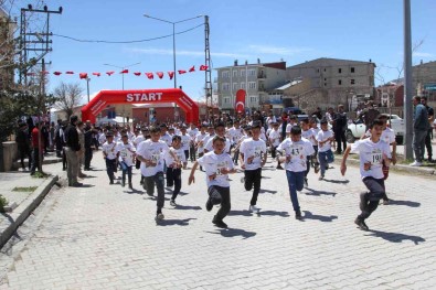 Baskale'de 'Okullar Arasi Kros Yarismasi' Düzenlendi