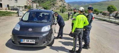 Hanönü'de Karayolu Trafik Haftasi'nda Sürücüler Bilgilendirildi