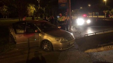 Kartal'da Aydinlatma Diregine Çarpan Otomobil Kaldirima Çikti Açiklamasi 2 Yarali