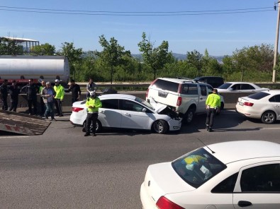 Kocaeli'de Zincirleme Kaza Açiklamasi Kamyonetin Altinda Kalan Otomobilin Sürücü Yaralandi