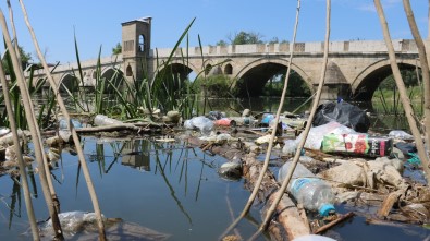 Tunca Nehrinin Debisi Düstü, Çöpler Ortaya Çikti