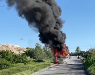 Edirne'de Isçileri Tasiyan Minibüs Alev Alev Yandi