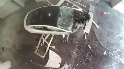 Freni Arizalanan Tesla Son Sürat Kongre Merkezine Girdi