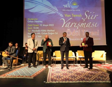 'Van' Temali Siir Yarismasinin Kazananlari Ödüllerini Aldi