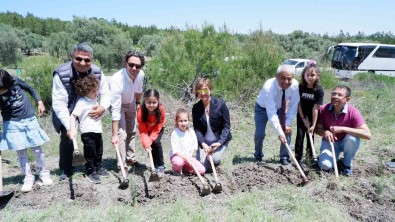 Izmir Vakiflar Bölge Müdürlügü'nden Fidan Dikim Etkinligi