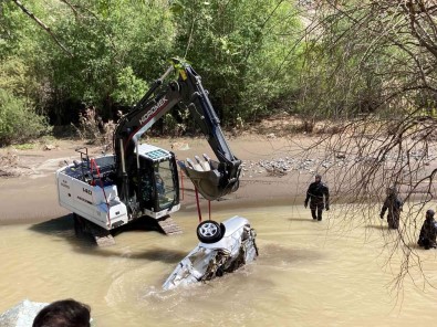 Nehirde Kaybolan Otomobile Ulasildi, Kayip Sahis Araniyor