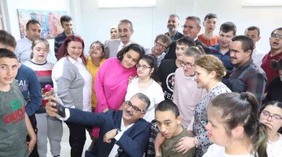 AK Parti Çorum Il Baskani Ahlatci'dan Özel Çocuklara Ziyaret