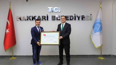 'By Sempatik' Hakkarililerden Fahri Hemsehrilik Belgesi Aldi