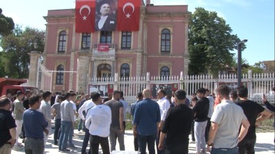 Edirne'de Yerlerinden Edilen Esnaf Belediye Baskanini Istifaya Çagirdi