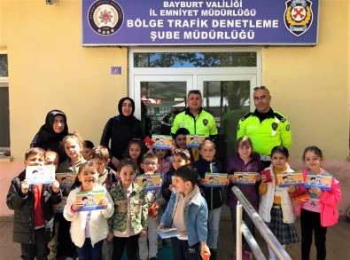 Minik Ögrenciler Trafik Haftasi'ni Kutladi