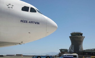 'Rize-Artvin' isimli ilk yolcu uçağı Rize-Artvin Havalimanı'na indi! 'Mutluluktan ağlayanlar oldu' İşte tarihi anlar Haberi