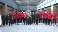Süper Lig'e Yükselen Ümraniyespor'dan, Baskan Ismet Yildirim'a Ziyaret