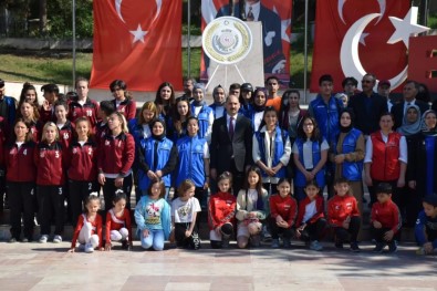 Bilecik'te Gençlik Haftasi Atatürk Aniti'na Konulan Çelenkle Basladi