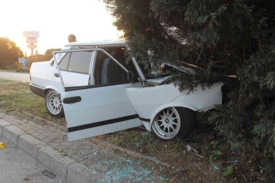 Manisa'da Otomobil Refüjdeki Agaca Çarpti Açiklamasi 1 Ölü, 1 Agir Yarali