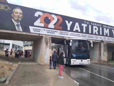 Ögrenci Tasiyan Otobüs Üst Geçide Takildi