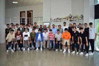 Denizlispor'un Gençleri Mutluluklarini Baskan Uz Ile Paylasti Haberi