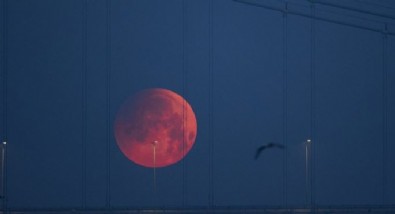 Dünya 'Kanlı Ay'a kilitlendi! İstanbul'da görsel şölen yaşandı