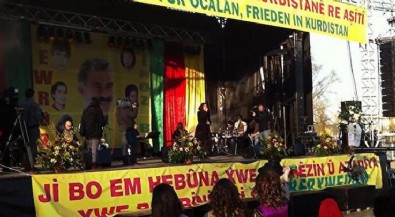Kemal Kılıçdaroğlu Öcalan posteri önünde konser veren Aynur Doğan'a sahip çıktı