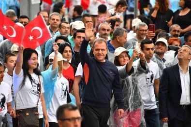 Mersin'de 19 Mayis Coskusu Büyüksehir Belediyesinin Gençlik Kortejiyle Basladi