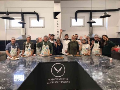 Özel Bireyler, Akdeniz Üniversitesi'nde Pizza Ve Pide Yapmayi Ögrendi