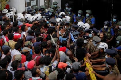 Sri Lanka'da petrol bitti! Resmen duyurdu!