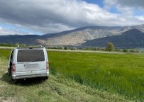 Tarlaya Kaçan Araç Içerisinden 5 Kaçak Göçmen Yakalandi