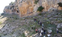 Mersin'de Heyecanlandiran Kesif Açiklamasi Çoban Keçi Ararken, Milattan Önceki Yazili Tasvirleri Bulmus