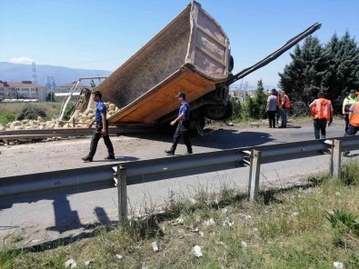 TEM'de Tas Yüklü Hafriyat Kamyonu Önce Bariyerlere Çarpti, Sonra Sarampole Devrildi